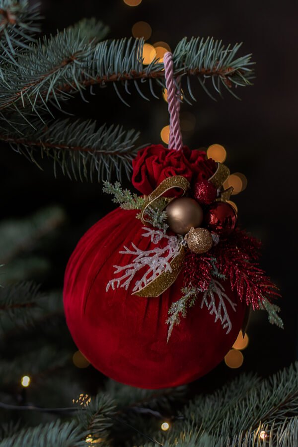 Rankų darbo raudonas aksominis žaislas - Image 2