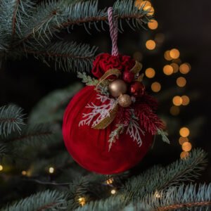 Rankų darbo raudonas aksominis žaislas